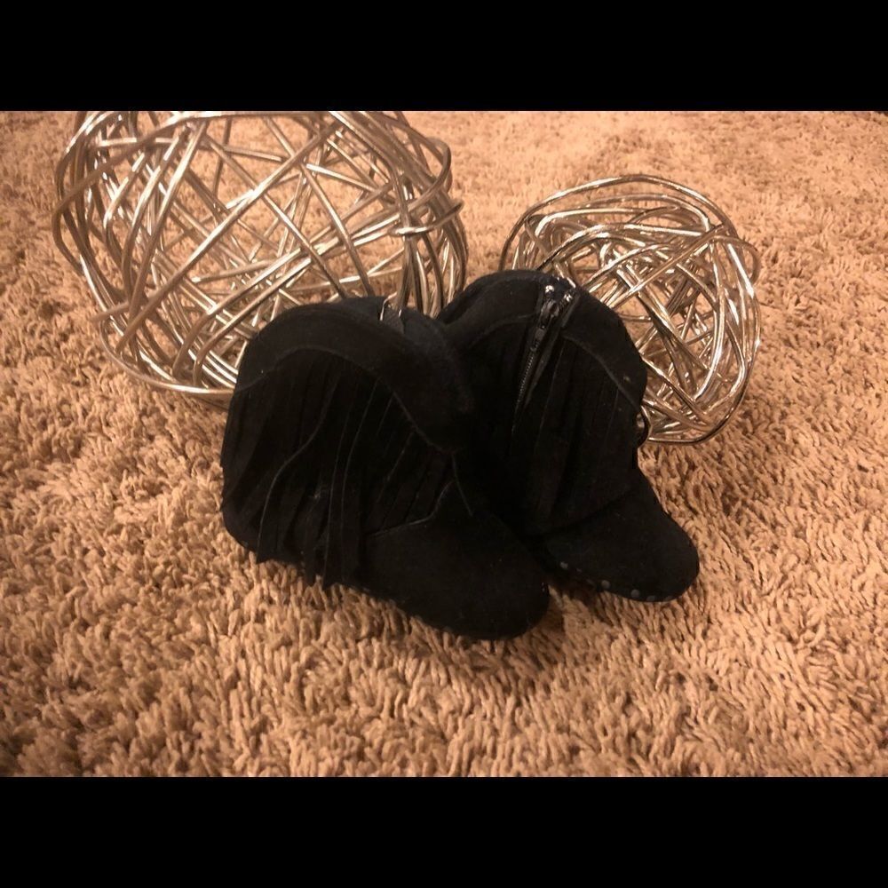 Black fringe infant boots